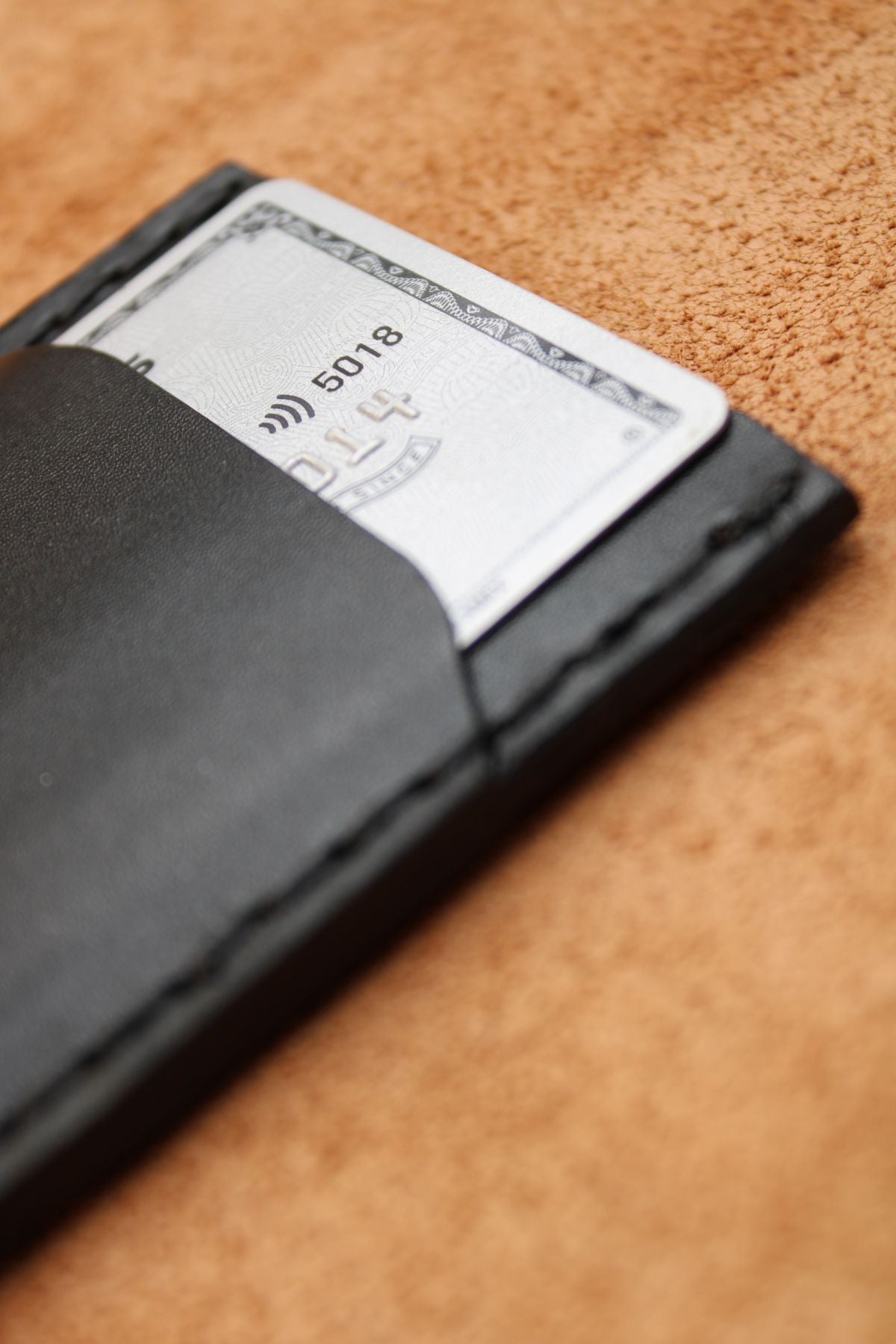 Ultra Minimalist İnce Siyah Dikey Kartlık - 3 Kart Yuvası