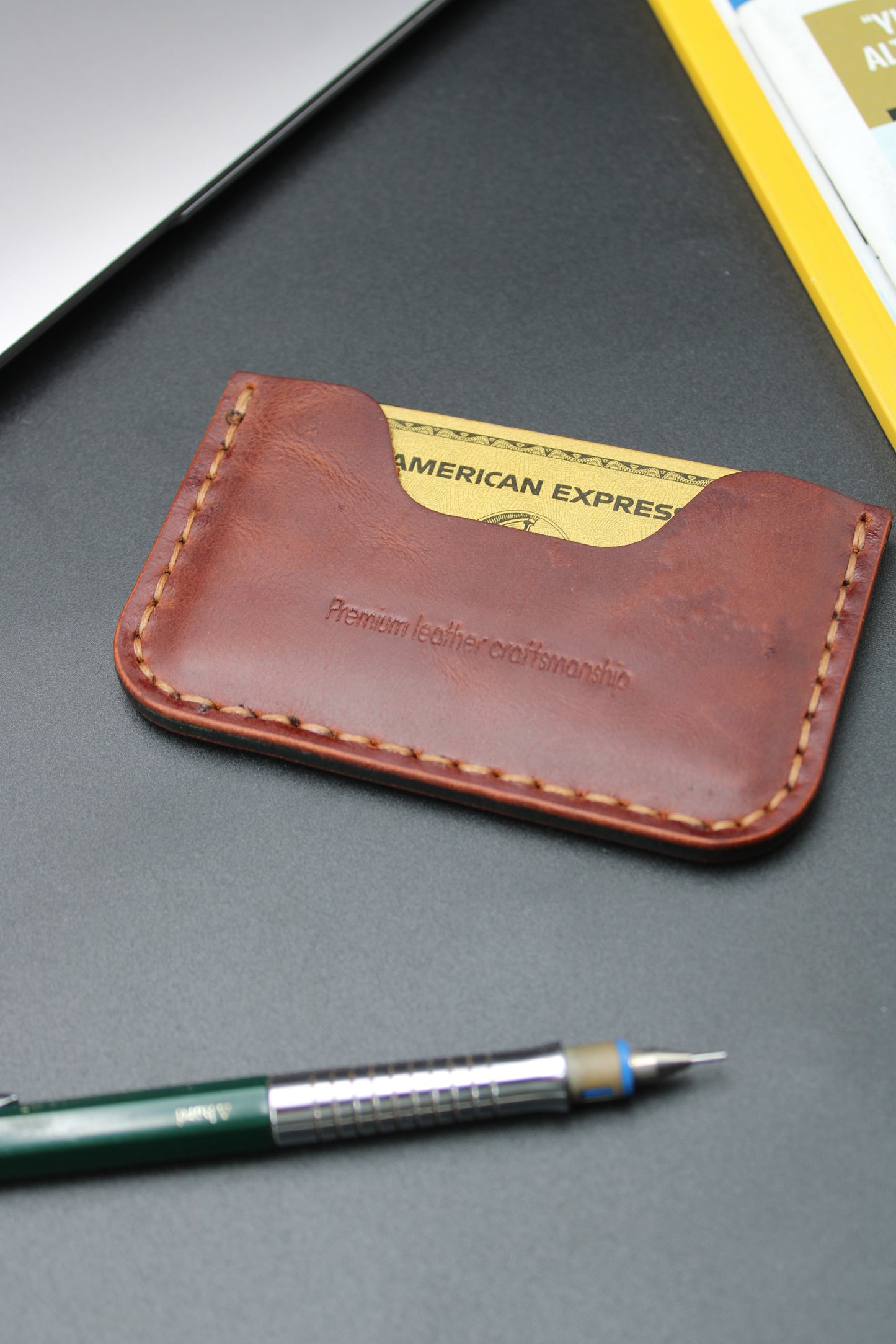 Zamansız Dokunuş – Antik Deri 3 Gözlü Yatay Kartlık