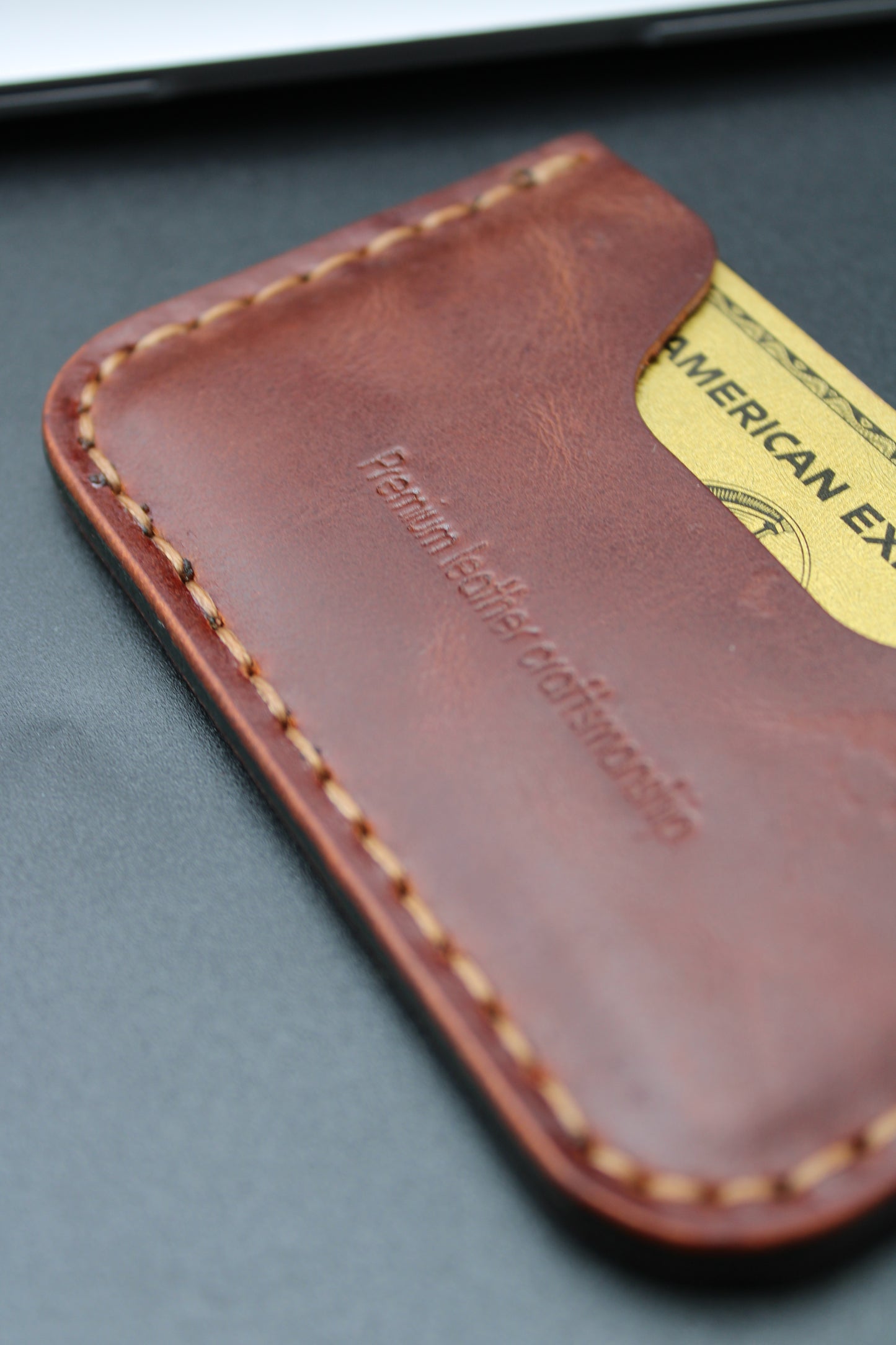 Zamansız Dokunuş – Antik Deri 3 Gözlü Yatay Kartlık